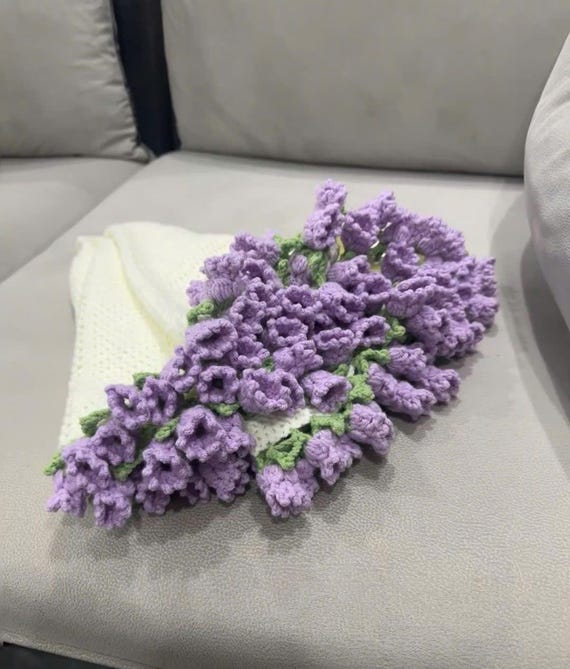 完成したかぎ針編みの花束ブランケット - ブランケットを折って