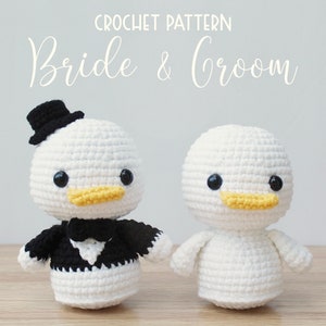 Peut inclure: Patron de crochet pour un couple de mariés, avec deux canards en crochet blanc. Le canard marié porte un chapeau haut de forme noir et un smoking noir avec un nœud papillon blanc. La mariée canard porte une robe blanche en crochet.