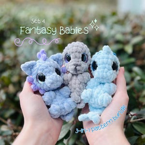Könnte beinhalten: Drei gehäkelte Fantasy-Baby-Puppen in Blau- und Grautönen mit großen, glitzernden Augen. Die Puppen werden in Händen gehalten, mit dem Text "Set 4 Fantasy Babies" und "3-in-1 pattern bundle".