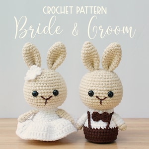 Könnte beinhalten: Häkelmuster für ein Braut- und Bräutigam-Hasen-Amigurumi. Das Braut-Häschen trägt ein weißes Kleid und eine weiße Blume. Das Bräutigam-Häschen trägt eine braune Weste und eine Fliege.