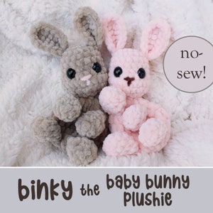 Könnte beinhalten: Zwei gehäkelte Plüsch-Hasenspielzeuge, eines in rosa und eines in braun, mit schwarzen Augen und einem nahtlosen Design. Die Bildunterschrift lautet "binky the baby bunny plushie".