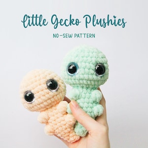 Puede incluir: Dos peluches de gecko de ganchillo en melocotón y verde menta, cada uno con grandes ojos negros. El texto "little Gecko Plushies" y "NO-SEW PATTERN" se muestra en escritura color turquesa encima de los peluches. Los peluches de gecko se sostienen en una mano.