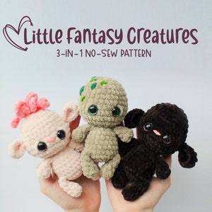 以下が含まれることがあります： 3つの編みぐるみ、ピンクの頭の上にピンクの花、茶色の頭の上に緑の葉、茶色の垂れ耳。おもちゃはみんな笑顔で大きな目をしてます。画像には「Little Fantasy Creatures 3-IN-1 NO-SEW PATTERN」というテキストが含まれています。