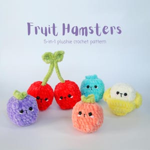 Puede incluir: Colección de cinco hámsters de frutas de ganchillo en varios colores. Las frutas incluyen cerezas rojas, una uva morada, una fruta azul claro, una fruta naranja y un plátano amarillo. El texto "Fruit Hamsters" y "5-in-1 plushie crochet pattern" son visibles.