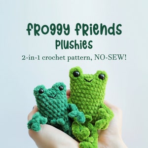 Può includere: Due peluche di rana in crochet verde con occhi neri. I peluche sono tenuti nelle mani di una persona. Il testo "froggy friends plushies 2-in-1 crochet pattern, NO-SEW!" è sopra i peluche.