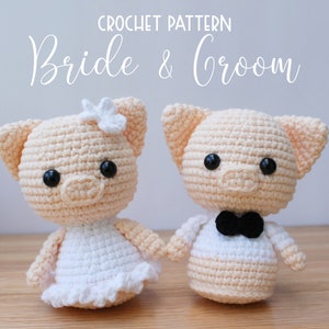 Könnte beinhalten: Häkelanleitung für ein Braut- und Bräutigam-Schwein-Amigurumi. Das Braut-Schwein trägt ein weißes Kleid mit einer weißen Blume auf dem Kopf. Der Bräutigam-Schwein trägt ein weißes Hemd mit einer schwarzen Fliege.