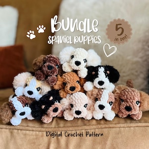 Puede incluir: Un conjunto de cachorros de spaniel tejidos a ganchillo en varios colores, incluyendo blanco, marrón y negro. La imagen incluye el texto "Bundle Spaniel Puppies", "5 in one!" y "Digital Crochet Pattern".