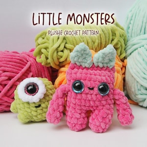 Peut inclure: Deux jouets en peluche crochetés, un vert et un rose, avec de grands yeux. Les jouets sont entourés de pelotes de laine de différentes couleurs. Le texte "LITTLE MONSTERS PLUSHIE CROCHET PATTERN" est en haut de l'image.