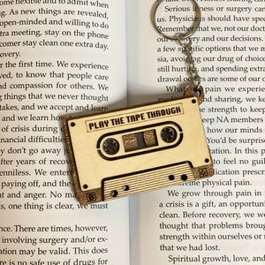 Handgefertigtes Holzkassettenband Schlüsselanhänger | Personalisiertes Geschenk | Spielen Sie das Band durch Nüchternheit Geschenk | Genesungsgeschenk| Schlüsselring nach Maß
