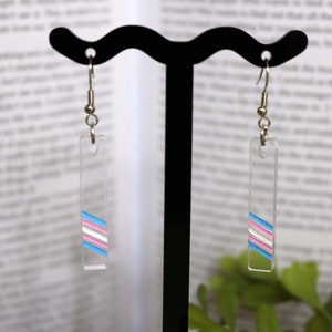 Brincos de orgulho trans feitos à mão | Brincos Acrílicos | Joias | Brincos pendurados | Transgênero | Presente para ela | Presente para ele | Conscientização| Orgulho