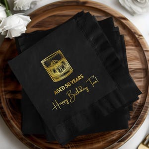 Tovagliolo personalizzato per bicchiere da whisky invecchiato 50 anni Buon compleanno Tovaglioli personalizzati Decorazione per festa di compleanno Tovaglioli in lamina d'oro Bar per feste
