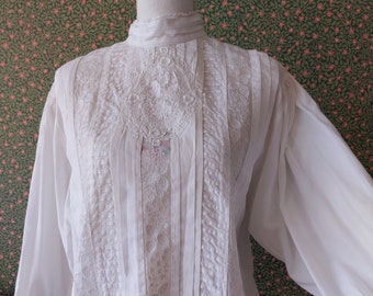 Blusa bordada de renacimiento antiguo vintage francés de la década de 1970