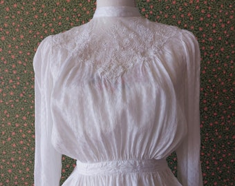 1970s French vintage victorian revival high-neck blouse