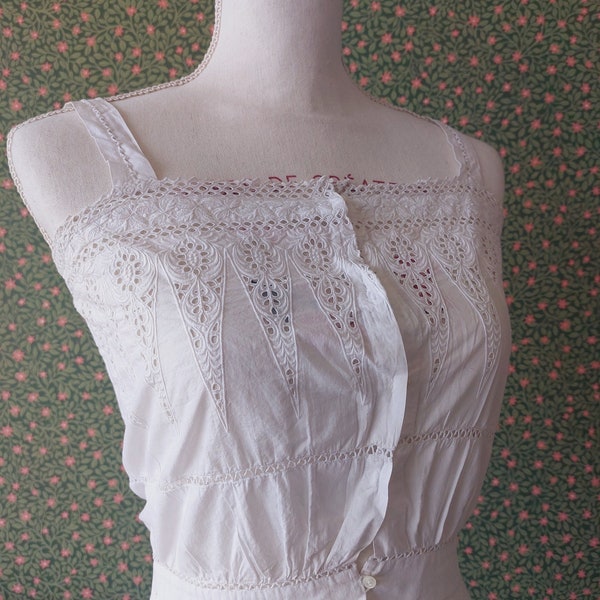 Camisole ancienne française 1900 avec broderies. Sous-vêtement édouardien victorien. Bustier ancien