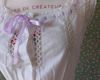 Housse de corset victorienne antique des années 1900 avec passage de ruban monogrammes en dentelle au crochet