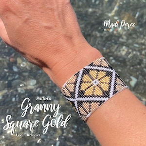 Peut inclure: Bracelet tissé avec un motif "Granny Square Gold". Le bracelet présente un motif géométrique avec des perles dorées, noires et blanches. Le bracelet mesure environ 3,8 cm de large et est porté au poignet.