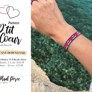 Może przedstawiać: Bransoletka z koralików z wzorem czerwonych serc na niebiesko-białym paskowanym tle. Bransoletka jest wykonana z koralików Miyuki Delica 11/0 i ma 1,1 cm szerokości i 12 cm długości. Wzór nazywa się "P'tit Coeur" i jest bransoletką tkana na krosnach.