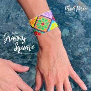 Peut inclure: Un bracelet de métier à tisser perlé coloré avec un motif "Granny Square". Le bracelet présente un motif géométrique dans les tons de jaune, vert, rouge, violet et orange. Le bracelet est porté au poignet, avec le texte "Pattern Granny Square Loom Bracelet" visible.