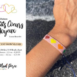 Könnte beinhalten: Ein rosafarbenes Webarmband mit einem Muster aus bunten Herzen. Das Armband ist aus Miyuki Delica 11/0 Perlen gefertigt und misst 1,2 cm in der Breite und 12 cm in der Länge. Das Muster heißt "P'tits Coeurs Joyeux" und ist zum sofortigen Download verfügbar.