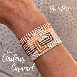Może przedstawiać: Bransoletka tkana z geometrycznym wzorem w odcieniach brązu, bieli i pomarańczy. Bransoletka zawiera tekst "Couleur Caramel" i "Loom Bracelet". Biżuteria jest ręcznie robiona.