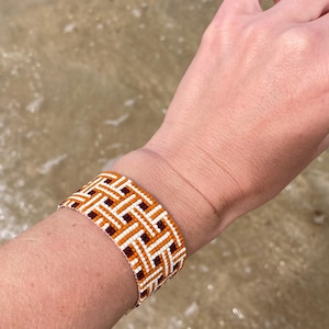 Miyuki-Perlenarmbandmuster am Webstuhl, Miyuki-Perlenweberei in Braun, Karamell und Beige, DIY-Schmuck – The Intertwined