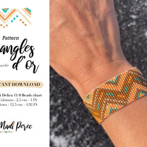 Könnte beinhalten: Ein Webarmband mit einem geometrischen Muster aus orangefarbenen, braunen und türkisfarbenen Perlen. Das Armband heißt "Triangles d'or" und ist aus Miyuki Delica 11/0 Perlen gefertigt. Das Armband ist 2,5 cm breit und 12,5 cm lang.