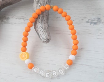 Armband  " APEROL " mit Orange, Acryl Perlen, Buchstaben Kunststoff, auf Elastikband aufgezogen, Orange + Weiss, Handgefertigt