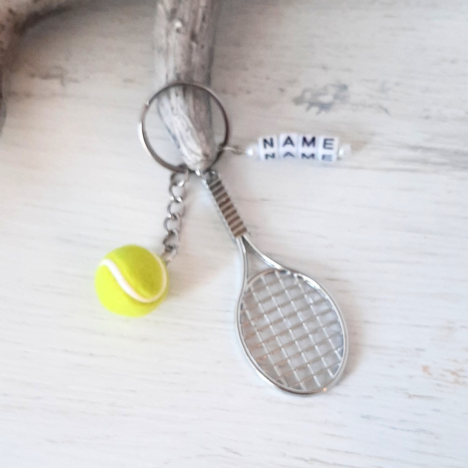 DESIGN - Bunter Schlüsselanhänger Mit Grüner Kordel Und Tennis