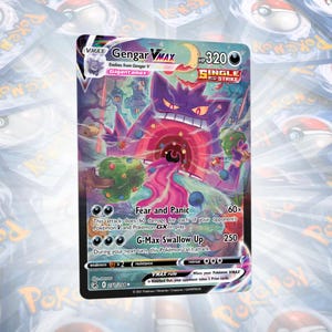 Puede incluir: Una carta Pokémon Gengar VMAX con un personaje Gengar púrpura sobre un fondo rojo y rosa. La carta tiene el texto "Fear and Panic" y "G-Max Swallow Up". La carta es parte de la serie Single Strike.