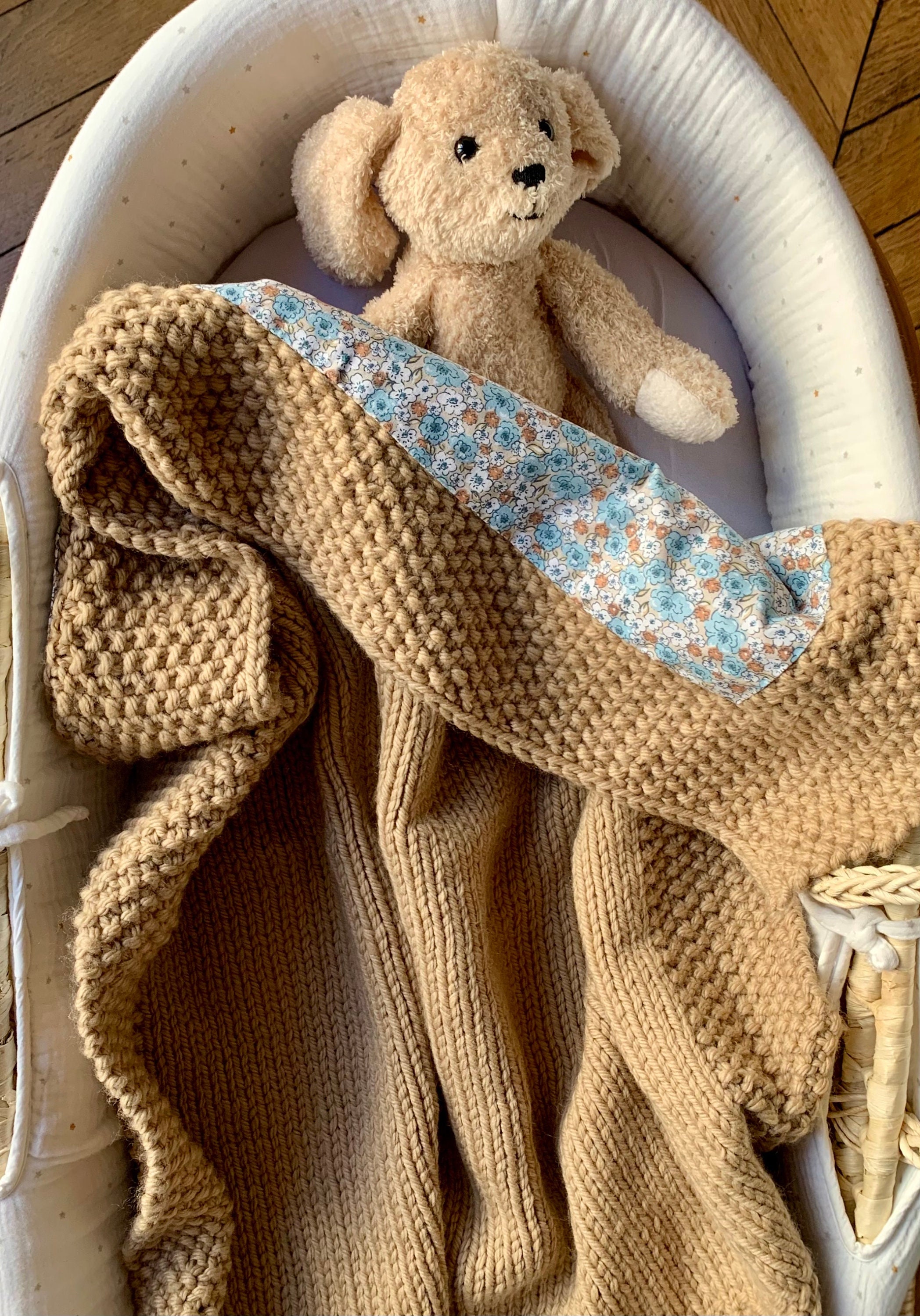 Couverture Bébé en Laine Beige Toute Douce et Tissu Fleuri Bleu Coton Oeko-Tex