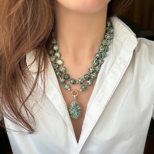 Collar de ágata musgosa, regalo de aniversario verde hecho a mano para ella, regalo único de cumpleaños o del Día de la Madre, joyería llamativa para ella