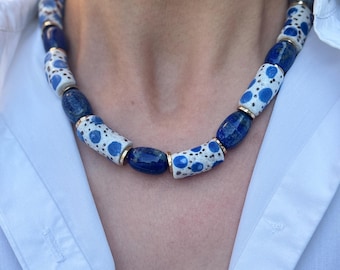 Gargantilla de lapislázuli natural con cuentas ghanesas hechas a mano, joya llamativa azul, regalo para ella.