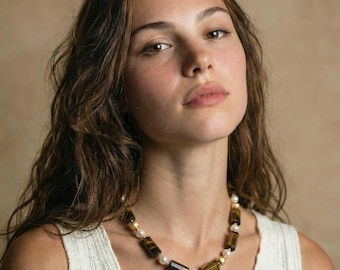 Gargantilla de ojo de tigre: collar de piedras preciosas en capas hecho a mano, joyería llamativa con perlas.