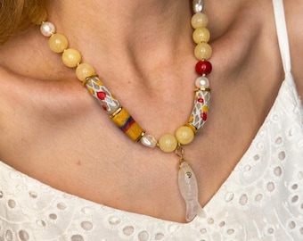Collar de piedras preciosas amarillas con perlas, joyería artesanal de cuentas de vidrio de Ghana para el verano, regalo de diseño llamativo para ella.
