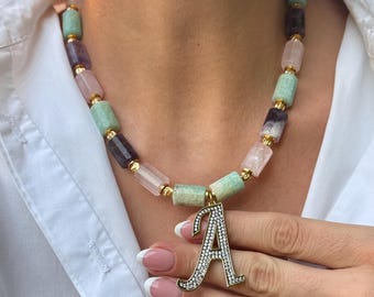 Gargantilla con inicial, collar de piedras preciosas naturales, joyería personalizada, regalo de Navidad para ella, idea de regalo navideño, collar con letras en capas