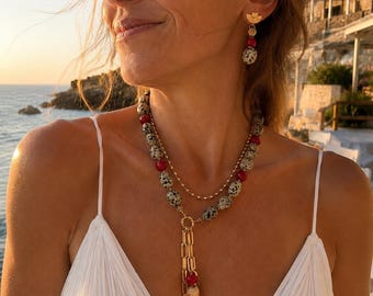 Collar de jaspe dálmata con corales rojos y cadena de latón, joyería de verano con piedras preciosas para ella, regalo hecho a mano con cuentas y cadena.