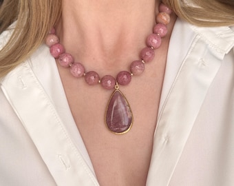 Collar de piedras preciosas: Gargantilla de rodonita rosa con colgante de lágrima, una joya llamativa para regalar.