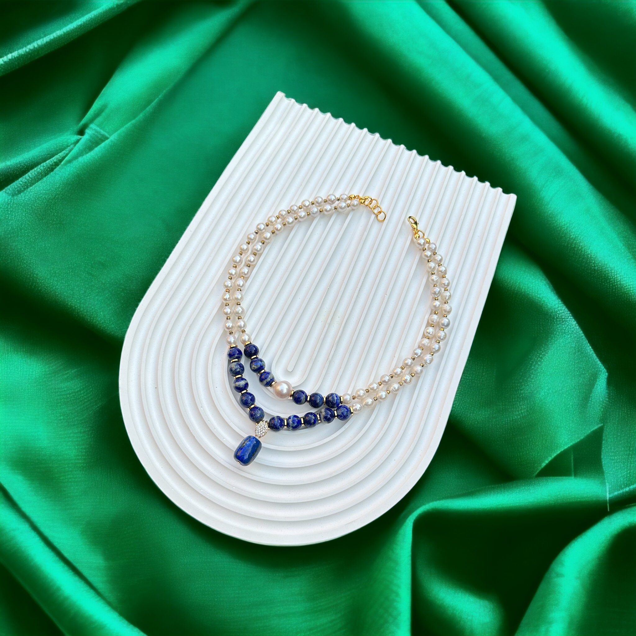 Minerali E Pietre Preziose. Collana Lapis Lazuli. 64.91 Ct. Forma Ovale Minerali E Pietre Preziose. Collana Lapis Lazuli. 64.91 Ct. Forma Ovale
