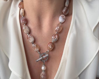 Collar llamativo de ágata hecho a mano: Joyería de verano con piedras preciosas de colores suaves y cuentas