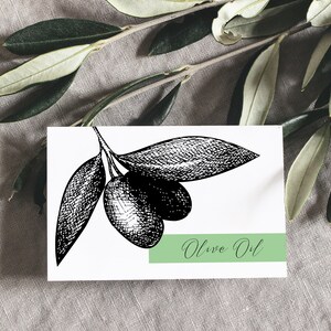 Pode incluir: Ilustra&ccedil;&atilde;o em preto e branco de ramos de oliveira com azeitonas sobre um fundo branco. O texto "Olive Oil" est&aacute; escrito em it&aacute;lico sobre um fundo verde.