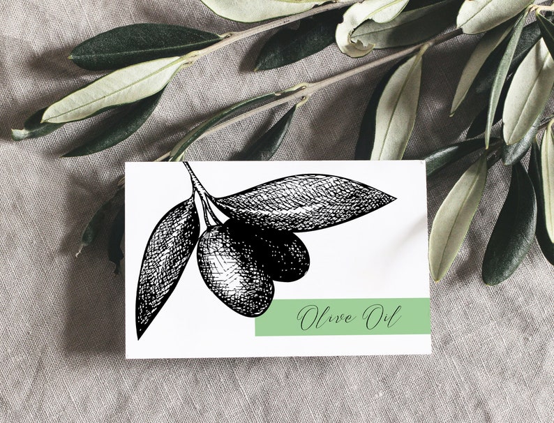 Pode incluir: Ilustra&ccedil;&atilde;o em preto e branco de ramos de oliveira com azeitonas sobre um fundo branco. O texto "Olive Oil" est&aacute; escrito em it&aacute;lico sobre um fundo verde.