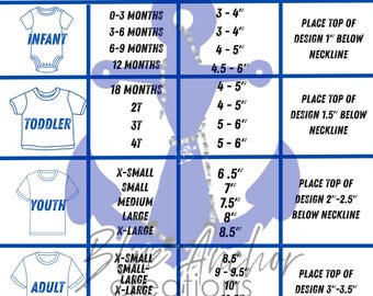 Può includere: Un grafico blu e bianco delle taglie e del posizionamento delle magliette. Il grafico include taglie per neonati, bambini piccoli, giovani e adulti. Sono incluse anche le istruzioni per la larghezza e il posizionamento del design.