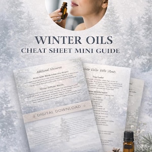 Könnte beinhalten: Werbebild für "Winter Oils" mit einer Frau, die an einer ätherischen Ölflasche riecht. Der Text lautet "Winter Oils Cheat Sheet Mini Guide" und "Digital Download". Eine Flasche ätherisches Öl und Tannenzapfen sind ebenfalls zu sehen.