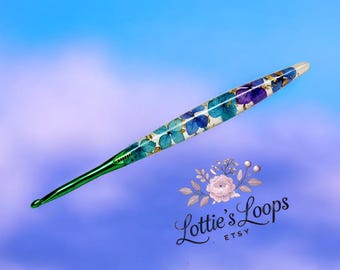 Dried Flower Crochet Hook Blue to Purple Resin Crochet Hook – Blue Horizon, Handmade Ergonomic Hook – Unique Gift for Crocheters