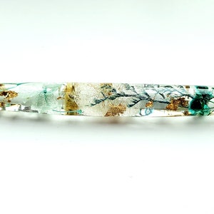 TEAL PETAL TWIRLER, bellissimi fiori veri secchi in resina all&#39;uncinetto con scaglie d&#39;oro, fiori blu, turchesi e bianchi all&#39;interno