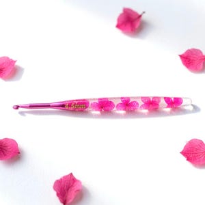Handmade Floral Resin Crochet Hook – Hot Pink Flowers & Sparkling Glitter