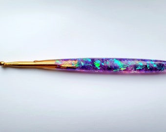 LAVENDER LUMINA, Beautiful Slim purple iridescent flakes crochet hook handmade with resin