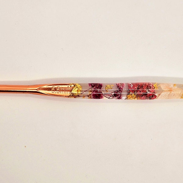 PIXI PLUM, Beautiful crochet hook Plum and light coloured flowers with gold flakes