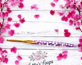 Streamlined crochet hook with pink leaf sequins handmade with resin