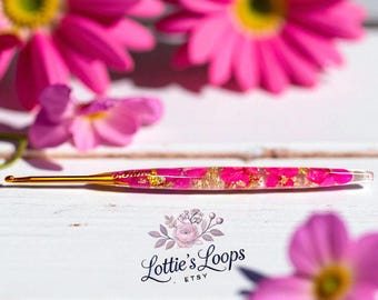 Ganchillo ergonómico rosa, gancho de ganchillo de resina floral, herramienta para hilo con hojas doradas, regalo para tejedores, aguja de ganchillo personalizada hecha a mano